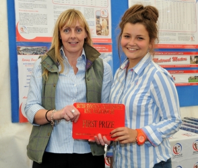 HANNAH RECIEVING HER AWARD FROM STEPH DENNY FROM FARMERS GUARDIAN